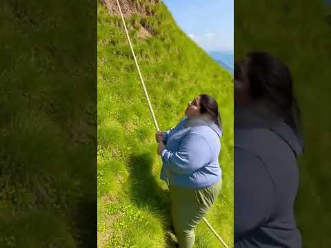 “Tree Rope Fail دوست منع کرتے رہے مگر… عورت نے کہا میں بھی انجوائے کروں گی!”#FunnyShorts #ViralVideo