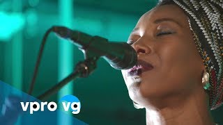 Fatoumata Diawara - Fenfo (live @TivoliVredenburg Utrecht)