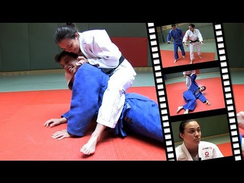 Schmerzhaft: 1,60 Meter große Judo-Kämpferin "paniert" Journalist