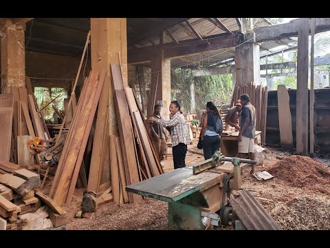 Кустарное производство мебели из ценных пород древесины. Мадагаскар, джунгли..