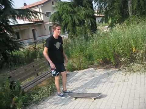 Salto nelle Ortiche-Jump in Nettles-Jackass Stunt
