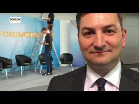 Trailer - Moderator Markus Gürne vor der Aufzeichnung des "Forum Wirtschaft"
