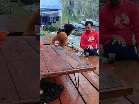 Ngopi santai bareng pasangan di pinggir sungai Talaga Pineus Riverside Camp Pangalengan Bandung