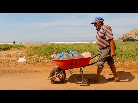 ¡Increíble! Este HOMBRE de 60 AÑOS Vive SOLO FRENTE al MAR