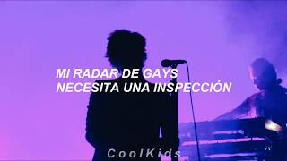 He likes boys - Simone Battle (Español)