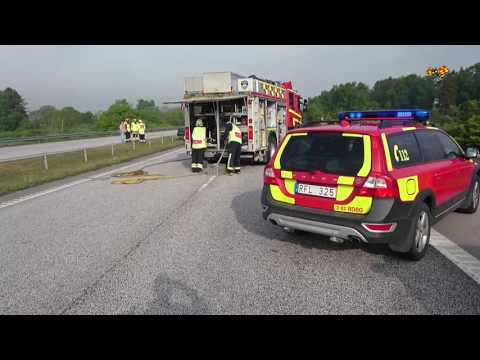 Husbil har voltat och hamnat på taket