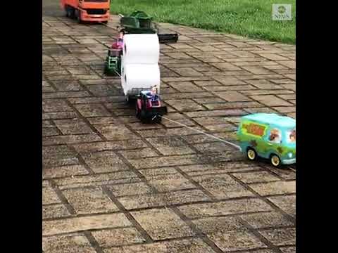 アイルランドの家族がセント・パトリックスデーのパレードを裏庭で開催｜ABCニュース (Family in Ireland stages St. Patrick's Day parade in backyard amid coronavirus outbreak | ABC News)