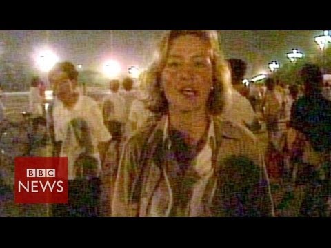 Archive: Chinese troops fire on protesters in Tiananmen Square - BBC News