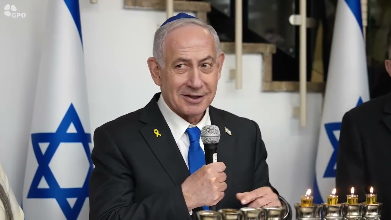ראש הממשלה בנימין נתניהו הדליק נר שלישי של חנוכה עם עובדי המשרד