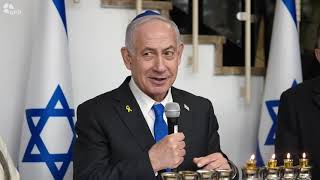 ראש הממשלה בנימין נתניהו הדליק נר שלישי של חנוכה עם עובדי המשרד (עדכוני משרד ראש הממשלה) - התמונה מוצגת ישירות מתוך אתר האינטרנט יוטיוב. זכויות היוצרים בתמונה שייכות ליוצרה. קישור קרדיט למקור התוכן נמצא בתוך דף הסרטון