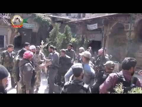 عبد القادر الصالح قائد لواء التوحيد يشرف على العمليات في سوق المدينة في حلب