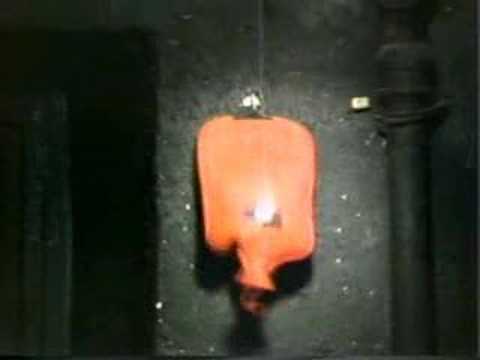 Rote Wärmflasche tanzt