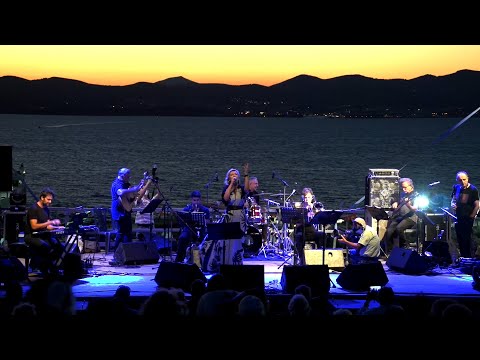 Η [[#Ρίτα Αντωνοπούλου#]] σε συναυλία που πραγματοποιήθηκε στη Μακρόνησο το 2020, τραγουδά το μελοποιημένο ποίημα του [[#Γιάννη Ρίτσου [Giannis Ritsos]#]] «Οι Γερόντοι», σε μουσική Θάνου Μικρούτσικου, από το δίσκο «Καντάτα για τη Μακρόνησο–Σπουδή σε ποιήματα του Βλαδίμηρου Μαγιακόφσκι» (επανέκδοση 2018). 