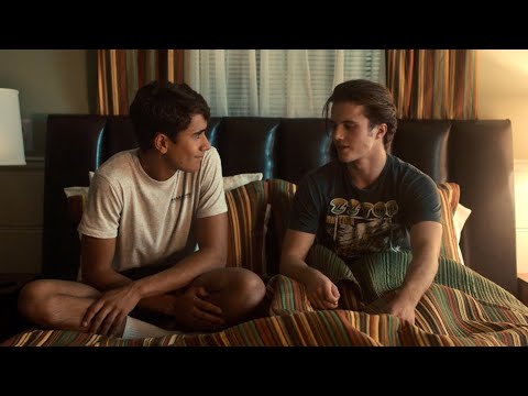 victor kisses benji in hotel room | love victor