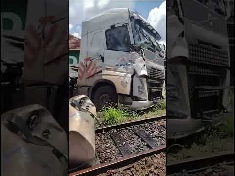 Trem da Rumo descarrila após colisão com carreta e atinge casa em Rolândia