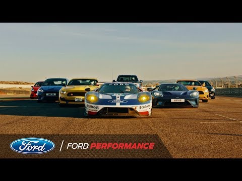Auto de Ford Performance compiten en el circuito Motorland