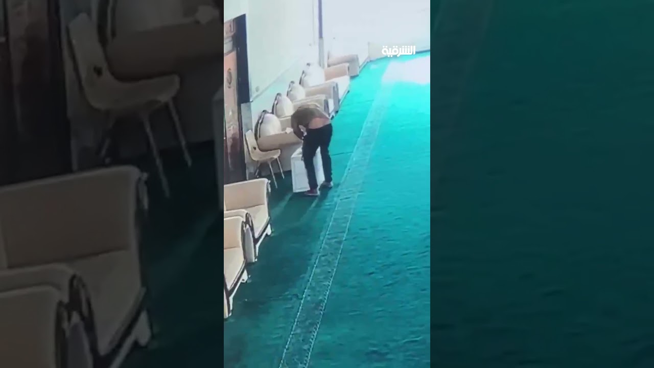 فيديو | كاميرات مراقبة توثق لحظة قيام لص بسرقة أموال من داخل أحد المساجد في قضاء الكرمة بمحافظة الأنبار