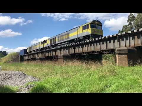 Qube QBX class trains at Burradoo