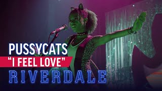 Las Pussycats cantan "I Feel Love" | #Riverdale