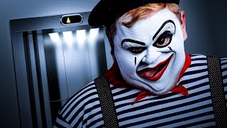 Il attend devant chez vous 