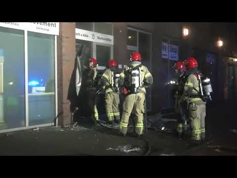 [Brandweer Pieter Beukt Raam eruit] Na Brandmelding aan de Jan Tooropstraat in Amsterdam West