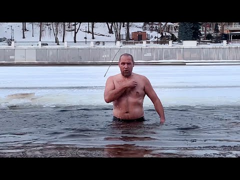 Гомельчане окунаются на Крещение видео