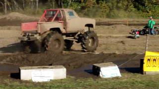 preview picture of video 'Vermonster 4x4 [Mud Pit] - Red Chevy Stepside'