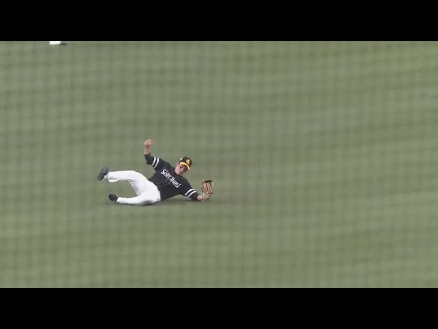 【4回裏】落下点に一直線!! ホークス・栗原がスライディングキャッチ!! 2021/5/2 B-H