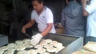 preview picture of video '雲南小吃「官渡粑粑」 --Chinese Street Food Guandu Baba'