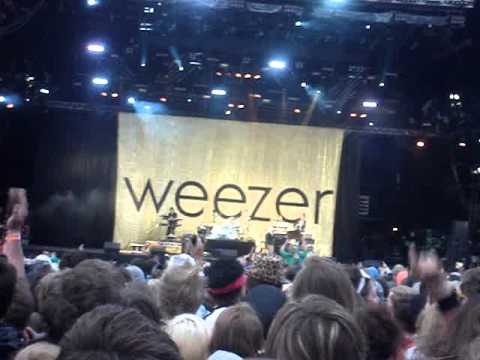 Weezer cover MGMT/Lady Gaga at Leeds Festival, August 28, 2010