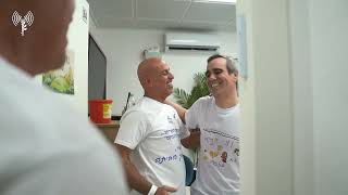 המפגש המרגש של עומרי מירן עם משפחתו (חדשות ערוץ 7) - התמונה מוצגת ישירות מתוך אתר האינטרנט יוטיוב. זכויות היוצרים בתמונה שייכות ליוצרה. קישור קרדיט למקור התוכן נמצא בתוך דף הסרטון המפגש המרגש של עומרי מירן עם משפחתו (חדשות ערוץ 7) - התמונה מוצגת ישירות מתוך אתר האינטרנט יוטיוב. זכויות היוצרים בתמונה שייכות ליוצרה. קישור קרדיט למקור התוכן נמצא בתוך דף הסרטון