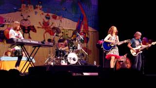Laurie Berkner at Proctors singing Mouse In My Toolbox