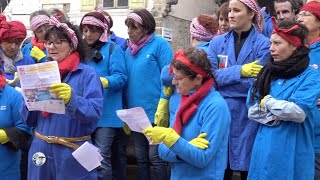 Les femmes manifestent sur le march&eacute;.