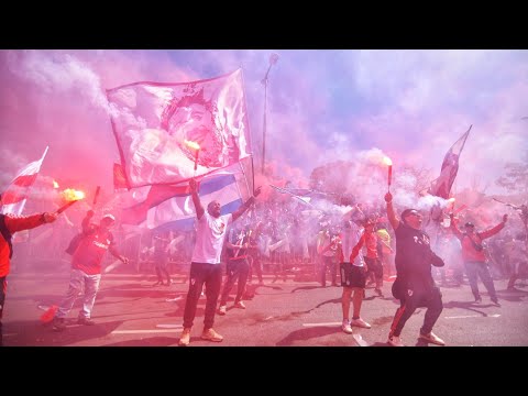 INOLVIDABLE BANDERAZO EN LA PREVIA DEL SUPERCLÁSICO