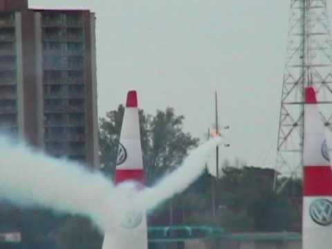 Matt Hall nearly crashes at Red Bull Air Race Championships - Windsor, Ontario