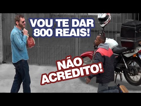 ELE CAIU DA MOTO E FEZ A ENTREGA MESMO ASSIM - MERECEU GANHAR 800 REAIS