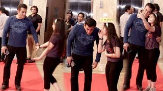 Download lagu Liitle Girl FAN Ask Salman Khan For Selfie... What Salman does Next Will Melt Ur Heart mp3 Download lagu Liitle Girl FAN Ask Salman Khan For Selfie... What Salman does Next Will Melt Ur Heart mp3
