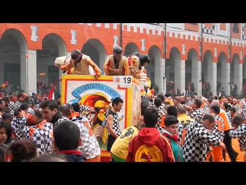 Battaglia arance - carro da getto I Giullari di Corte - Carnevale Ivrea 2015