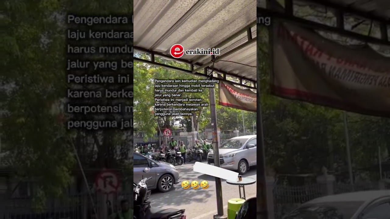 Nekat Lawan Arah Mobil Pukul Mundur Pengendara Lain