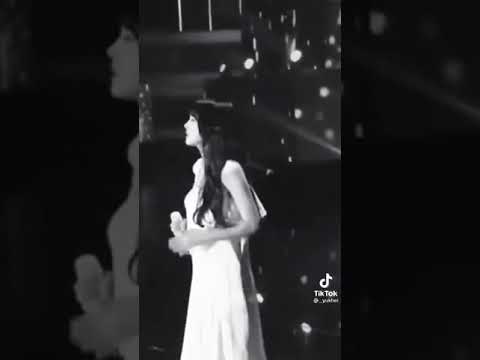 Baekhyun reaction to taeyeon singing fine😭😭😭..