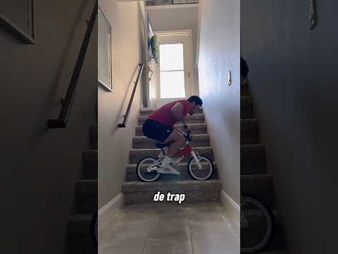 Deze gast fietst zonder ooit zijn voeten op de grond te zetten 🙃