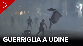 Italia-Israele, guerriglia a Udine: manifestanti a volto coperto ingaggiano scontri con la polizia