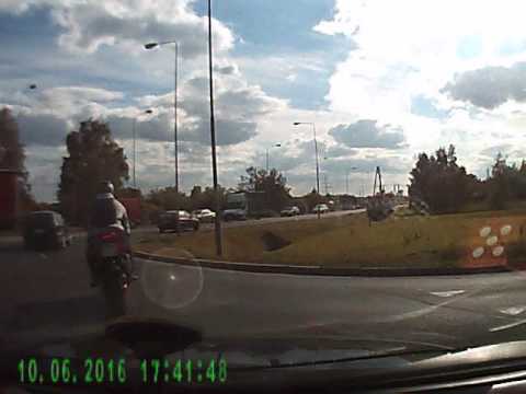 szeryf idiota z Żar nie wie jak jeździć na rondzie