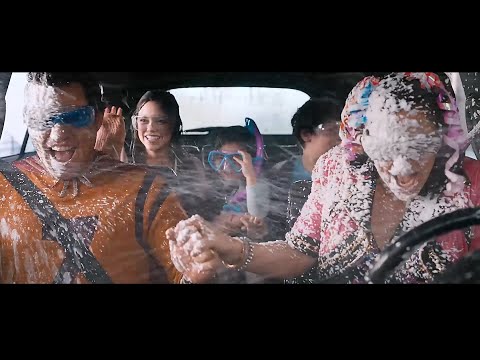 The strange family washed the car without closing the window, and also took a shower by the way