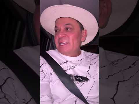 Frank Aguiar indo para o palco fazer o show em Jardim Olinda PR