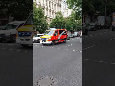#rtw und #NEF auf #einsatzfahrt in #Berlin #Mitte mit #blaulicht #feuerwehr #einsatz