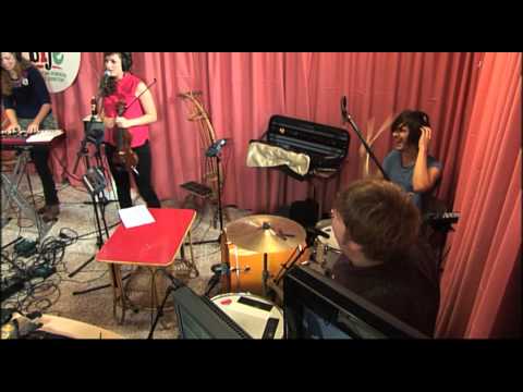 Song For Life: School is Cool speelt Enya