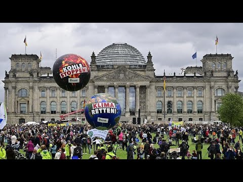ارتفاع الأصوات المنادية بمكافحة التغير المناخي عبر العالم وغريتا تونبرغ تخاطب الحشود في برلين…