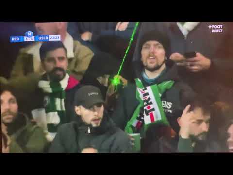 UN ULTRAS DU RED STAR POINTE UN LASER SUR LES CAMERAS DE TELEVISION !