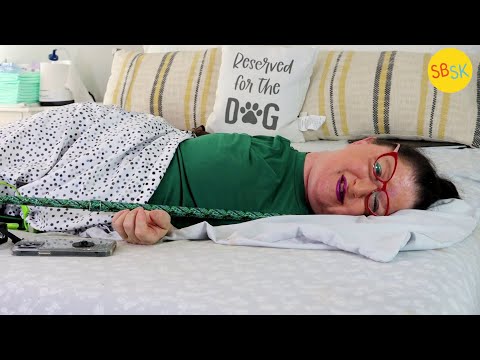 Eine Frau, die zu Stein wird und bettlägerig ist (aber immer noch glücklich)